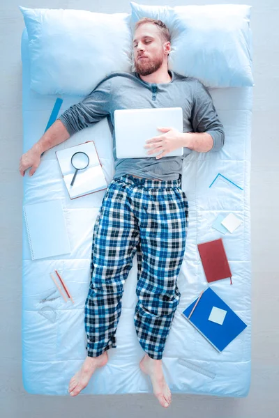 Delighted bearded man sleeping on his bed — Stock Photo, Image