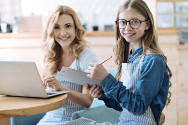 Yarı pozisyonda oturan mutlu kız