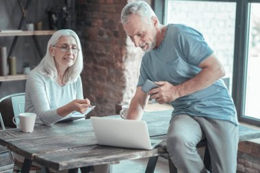 Meşgul üst düzey çift çalışma ve dizüstü bilgisayar kullanarak.