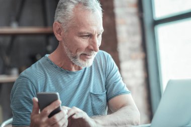 Akıllı telefon tutarak ve gülümseyen hoş komuta sizde.