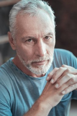 Birlikte elele ve düz seyir ciddi adam konsantre.