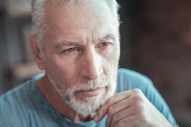 Ciddi adam bir yana bakan ve düşünme konsantre.