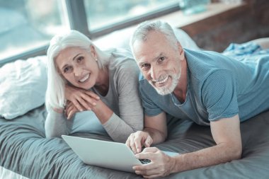 Birlikte vakit ve gülümseyen kıdemli şirin çift.