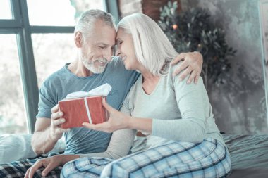 Tatlı üst düzey çift oturma ve sarılma.