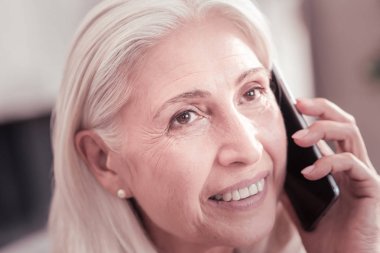 Çağrı olması ve bir kenara arıyor işgal altındaki gri saçlı kadın.