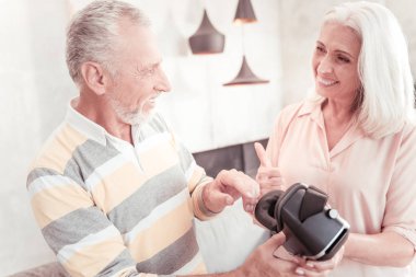 Neşeli baktılar çift gülümseyen ve Vr gözlük hakkında konuşuyor.