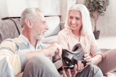 Neşeli işgal altındaki çift VR gözlük tutan ve iletişim.