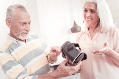 Ayakta ve Vr gözlük tutan gaged baktılar adam.