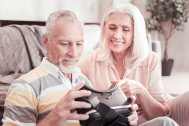 Vr gözlük üzerinde odaklanan bakan baktılar yaşlı çift.