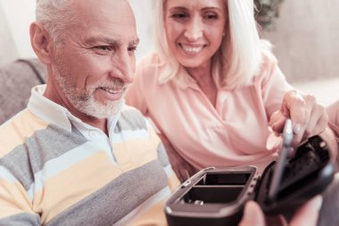 Üst düzey hoş çift oturma ve aracın tatma.