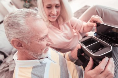 Holding ve Gadget'ı inceleyerek neşeli sarsılmaz adam.