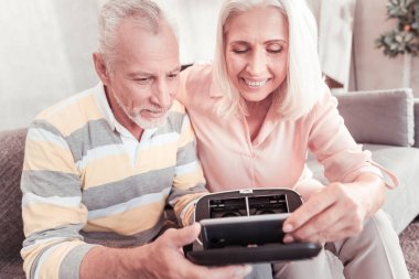 Oturma ve Gadget'ı kullanmaya çalışan akıllı çift işgal.