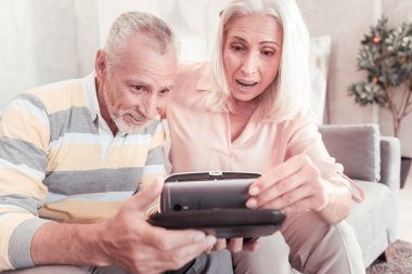 Sürpriz çift gadget konsantre bakan hayran.