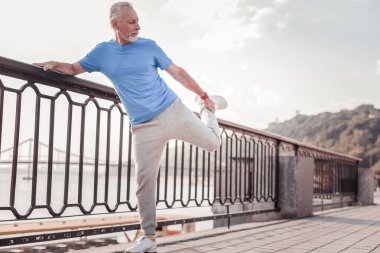 Isınma ve eğitim için hazırlanıyor emin yaşlı adam.