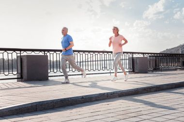 Çalışan ve Tanrı'nın kendilerini felling üst düzey spor Çift.