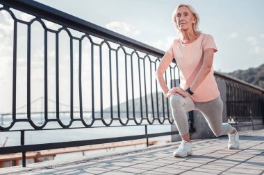 Üst düzey kadın germe bacaklar spor ve eğitim sahip.