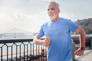 Halter tutarak ve çalışan emin komuta sizde.