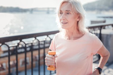 Hoş yaşlı kadın eğitim ve çalıştıran sahip.