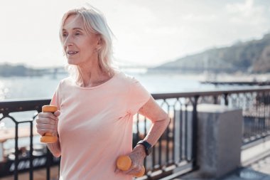 Emin çalışan kadın spor ve düz arıyorsunuz.