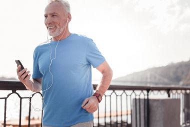 Müzik ve çalışan bir neşeli adam atletik.
