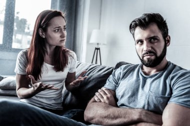 Kocası seyir ve gesticulating rahatsız ciddi kadın.