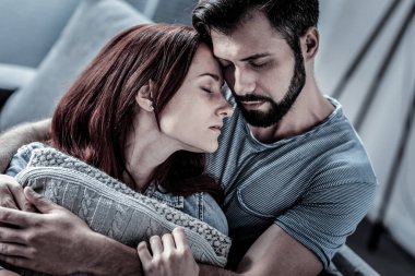 Gözlerini kapatma ve eşi sarılma sakin yakışıklı.