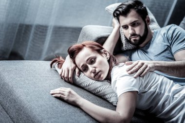 Yalan ve düşünme düşünceli sevimli kadın.