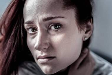 Sinir bozucu yalnız kadın düz reklam için boynunu dokunmadan arıyorsunuz.