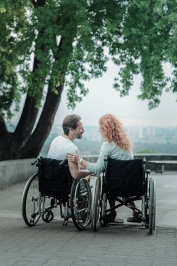 O parkta olmak insanlar rahat görünümü resmi geri