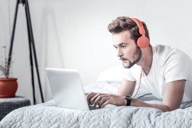 Dizüstü bilgisayarda yazarak iyi hoş adam