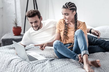 Dizüstü bilgisayar ekranında işaret mutlu heyecanlı kadın