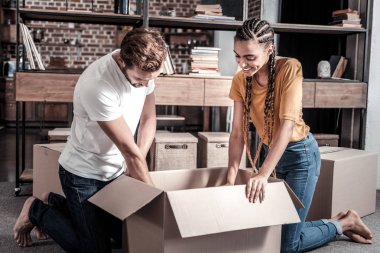 Güzel genç çift içine belgili tanımlık kutu