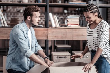 Neşeli genç çift birbirine bakarak