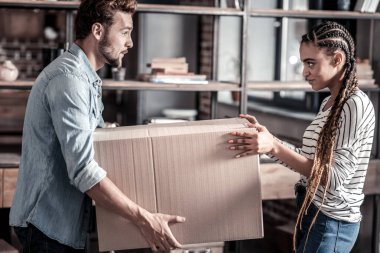 Güçlü yakışıklı bir kutu holding