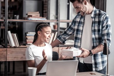 Mutlu bakım adam hediye hazırlanıyor