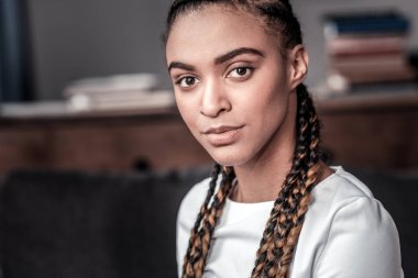 Güzel genç kadın keyfi yerinde olmak