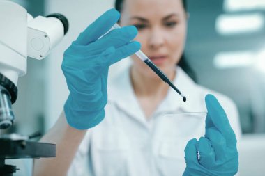 Özenli kadın bazı damla dökme