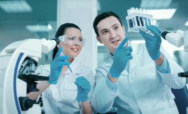 Onun iş arkadaşı oturan özenli kadın