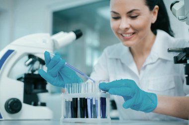 Reaktifler karıştırma dikkatli laboratuar asistanı