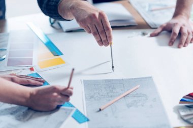 Genç meslektaşları projede tüm devises kullanarak