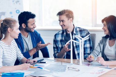 Samimi arkadaşları ilginç proje tartışıyor