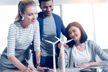 Yüzünde gülümseme güzel sarışın tutma