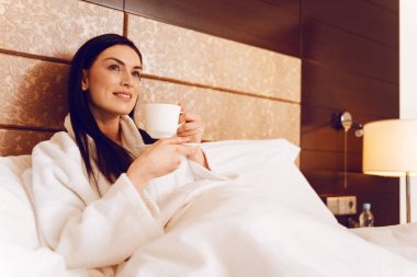 Neşeli esmer derin düşünceler içinde olmak