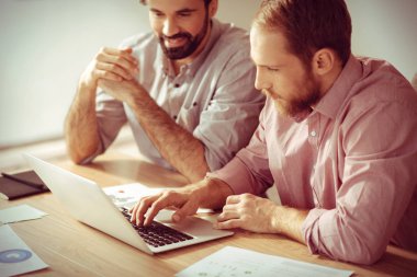 Klavye üzerindeki düğmelere basarak ciddi akıllı adam