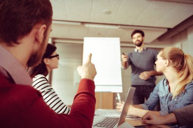 Güzel meraklı adam beyaz tahta işaret