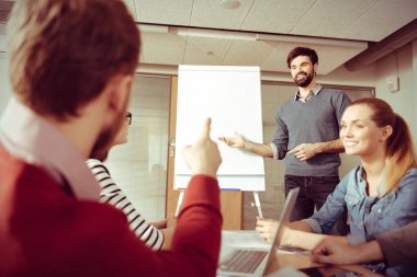 Onun fikri açıklayan neşeli yakışıklı adam