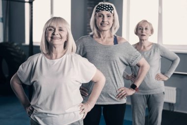 Bir başka spor salonunda arkasında duran üç yaşlı kadın