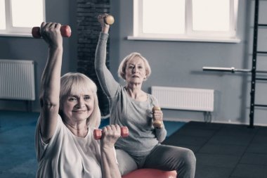 Hoş üst düzey kadın kadar halter kaldırma