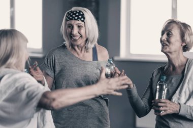 Spor salonunda bir çalışmadan sonra sosyalleşme hoş üst düzey kadın