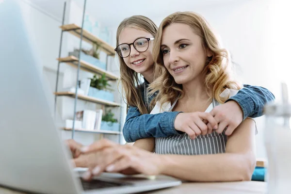 Menina feliz de pé atrás de sua mãe — Fotografia de Stock